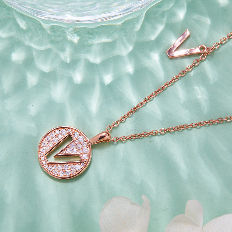 Alfabetisk serie V Lovely Rose Gold Necklace