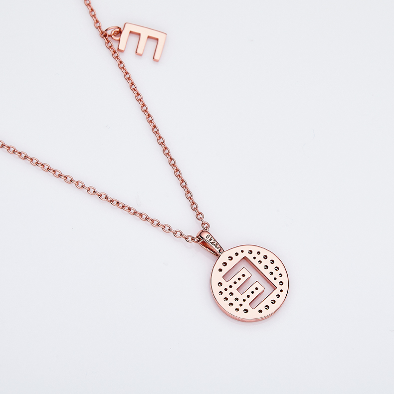 Alfabetisk serie E Lovely Rose Gold Necklace