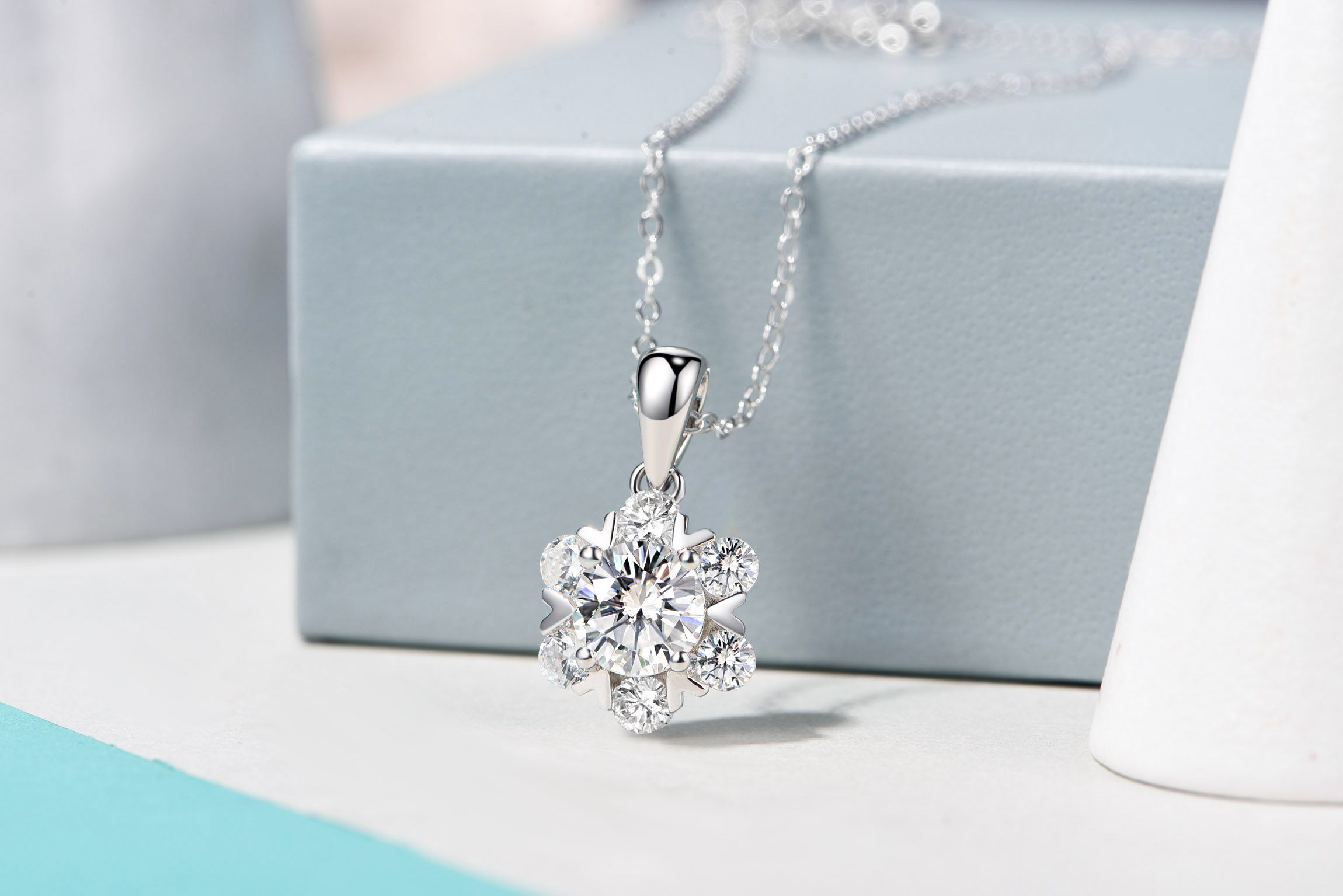 925 Sterling sølv belagt 14 k hvitt gull blomst Moissanite anheng