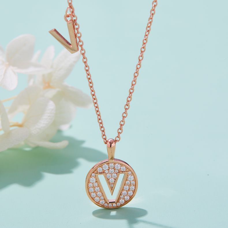 Alfabetisk serie V Lovely Rose Gold Necklace