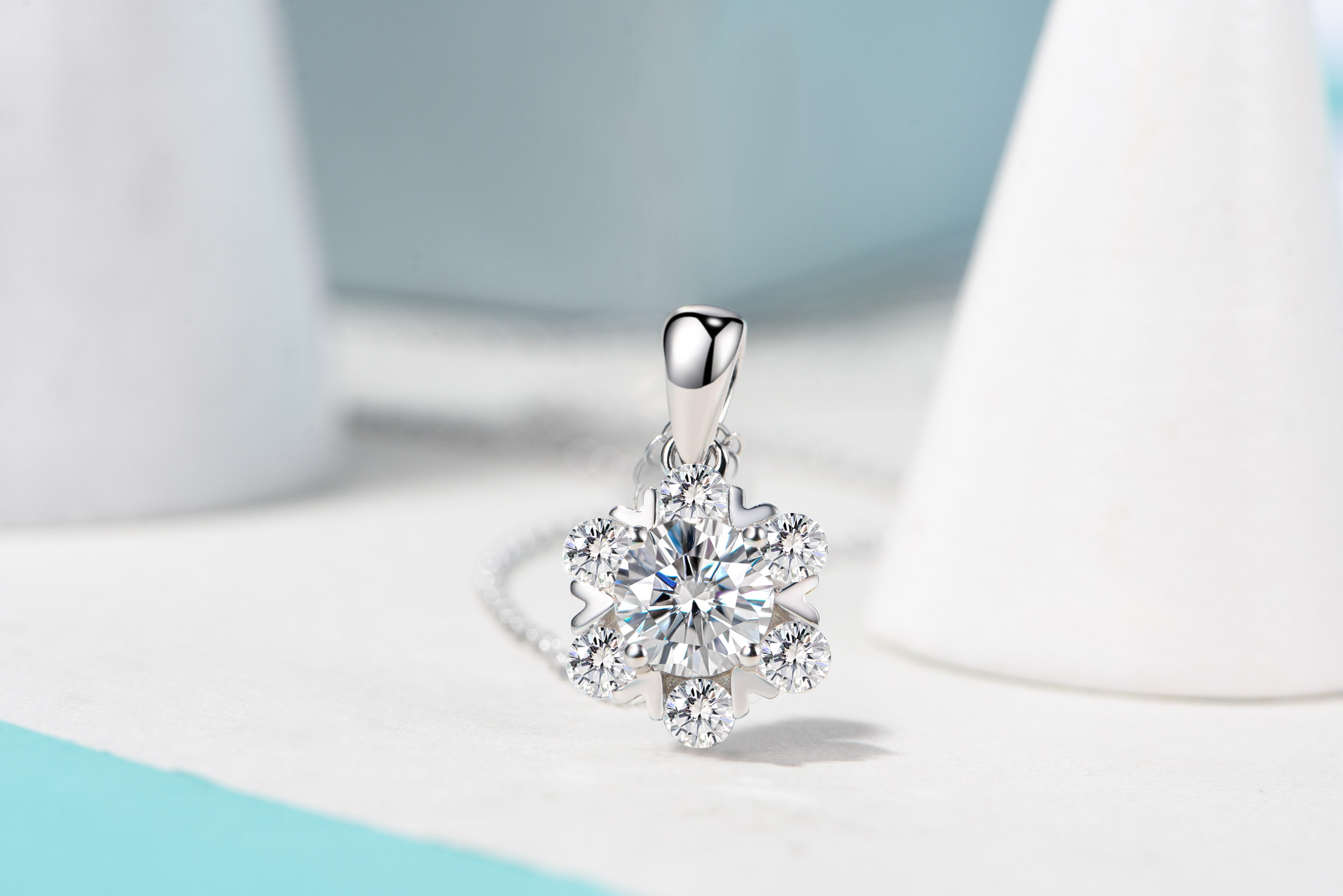 925 Sterling sølv belagt 14 k hvitt gull blomst Moissanite anheng