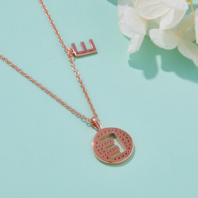 Alfabetisk serie E Lovely Rose Gold Necklace