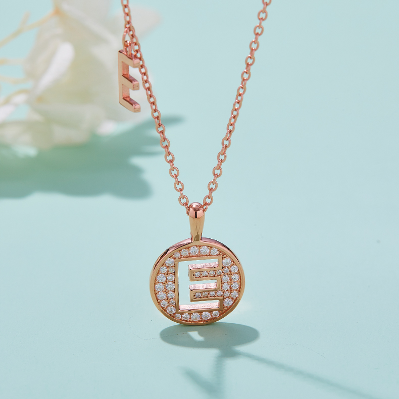 Alfabetisk serie E Lovely Rose Gold Necklace