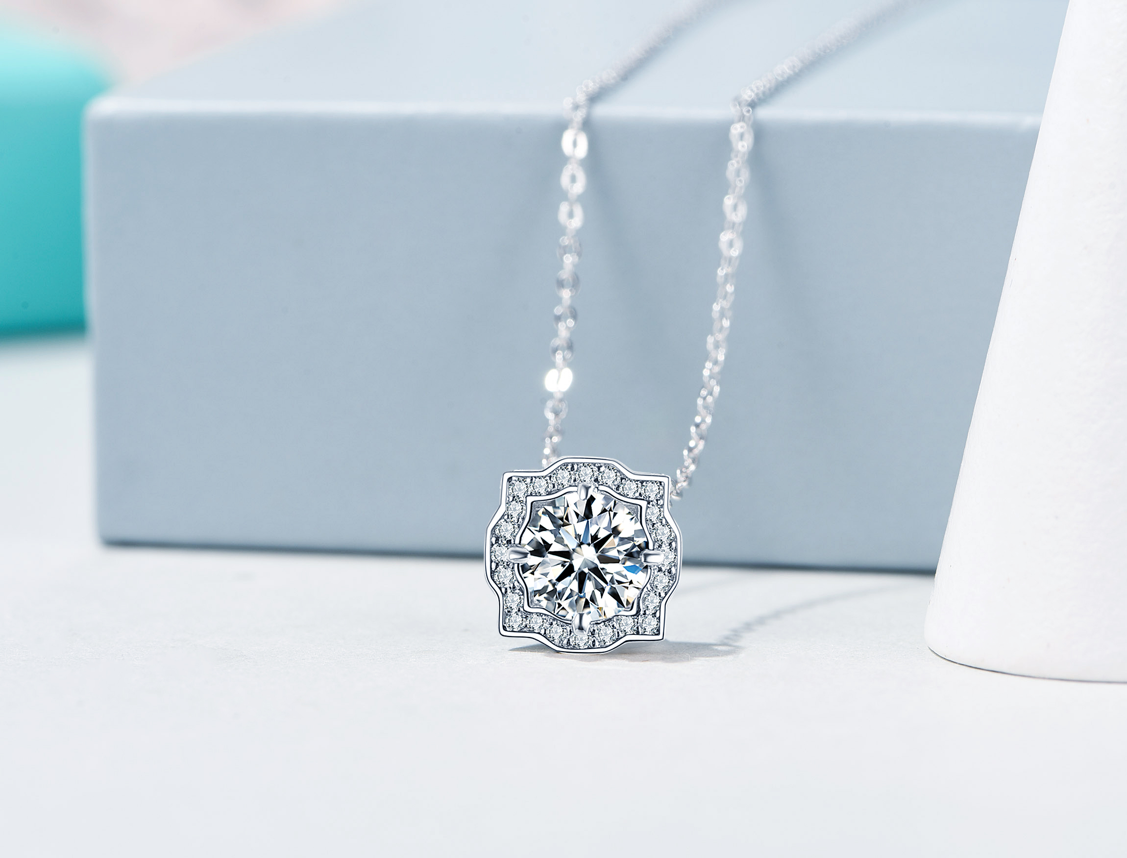 Nydelig Moissanite Stone 925 Sterling sølv belagt 14K platina anheng